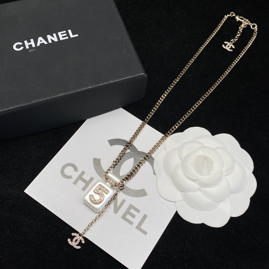 Fashionable CC hip flask rhinestone pearl necklace