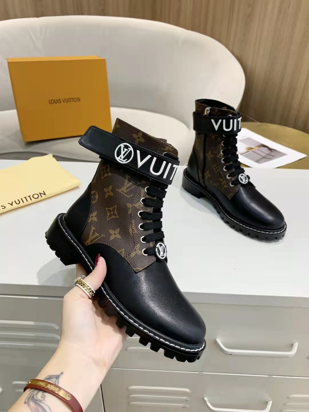 L women boots 